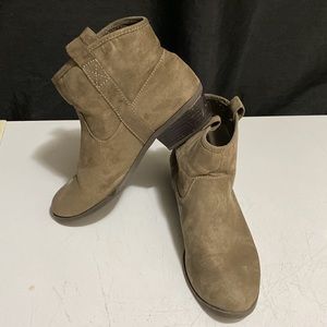 Mossimo Supply Co women gray ankle boots size 7.5